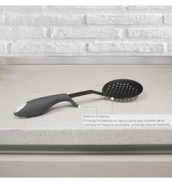 Espumadera Cocina Nylon Con Mango Antigotas Engomado 35 x 11,7 cm.