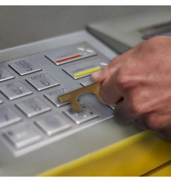 Abre Puertas Sin Contacto y Abre Botellas En Llavero, multifuncion botones ascensor, timbres, cajeros, abrebotellas.